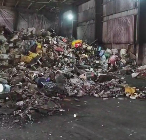 老客戶分享了自己購入的路友315廢鋼破碎機工作現(xiàn)場